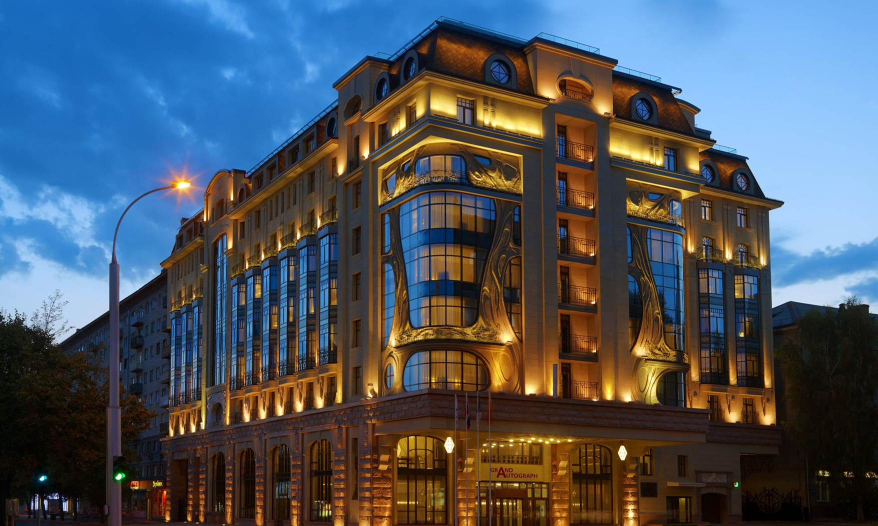 Здание Grand Autograph Hotel Novosibirsk вечером
